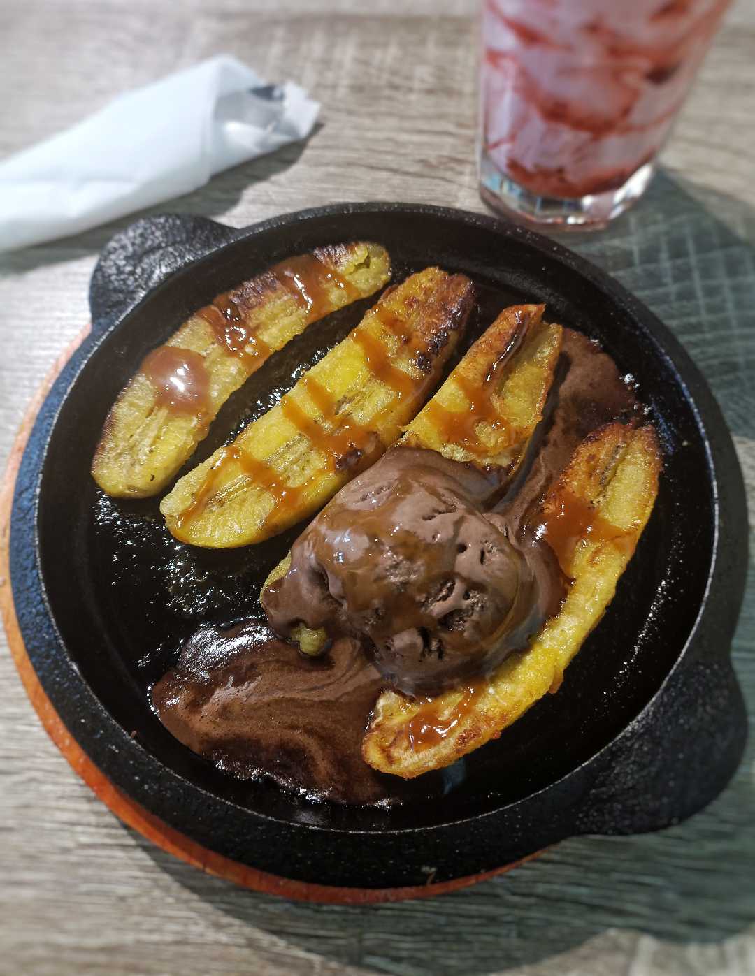 pisang caramel mix with chocolate icecream
