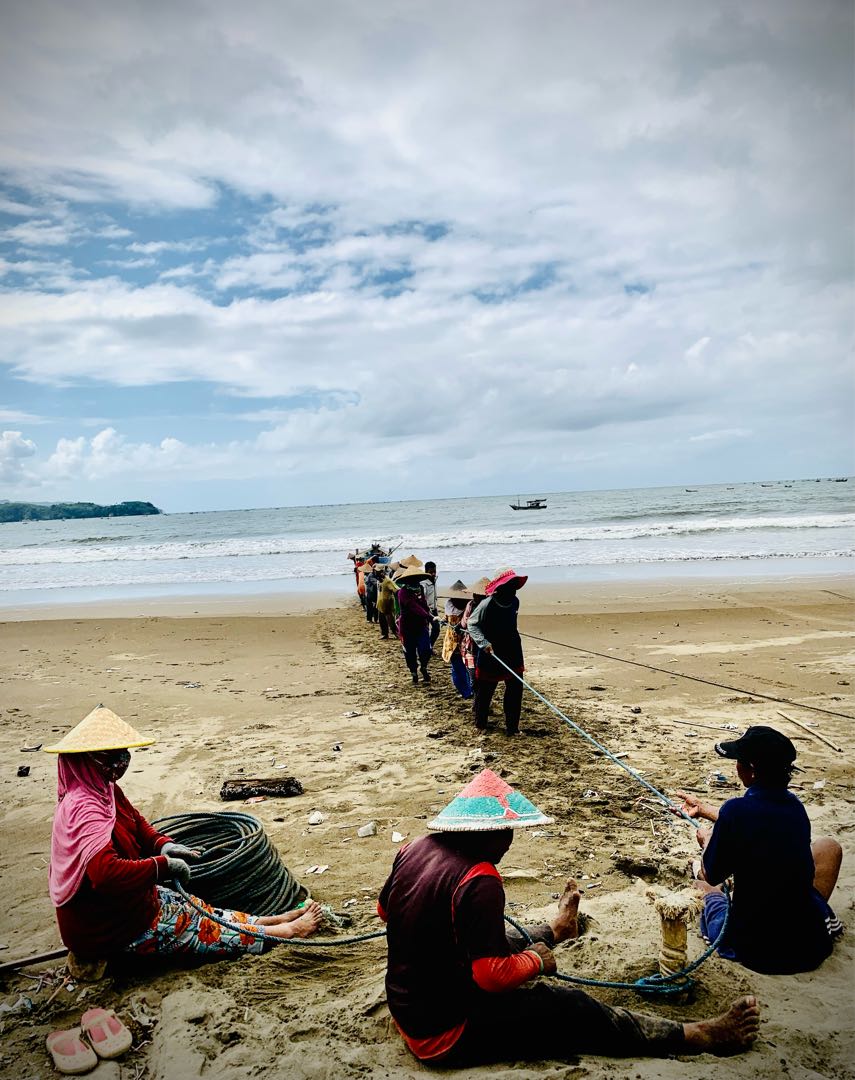 Nelayan Pesisir Pantai Gemah
