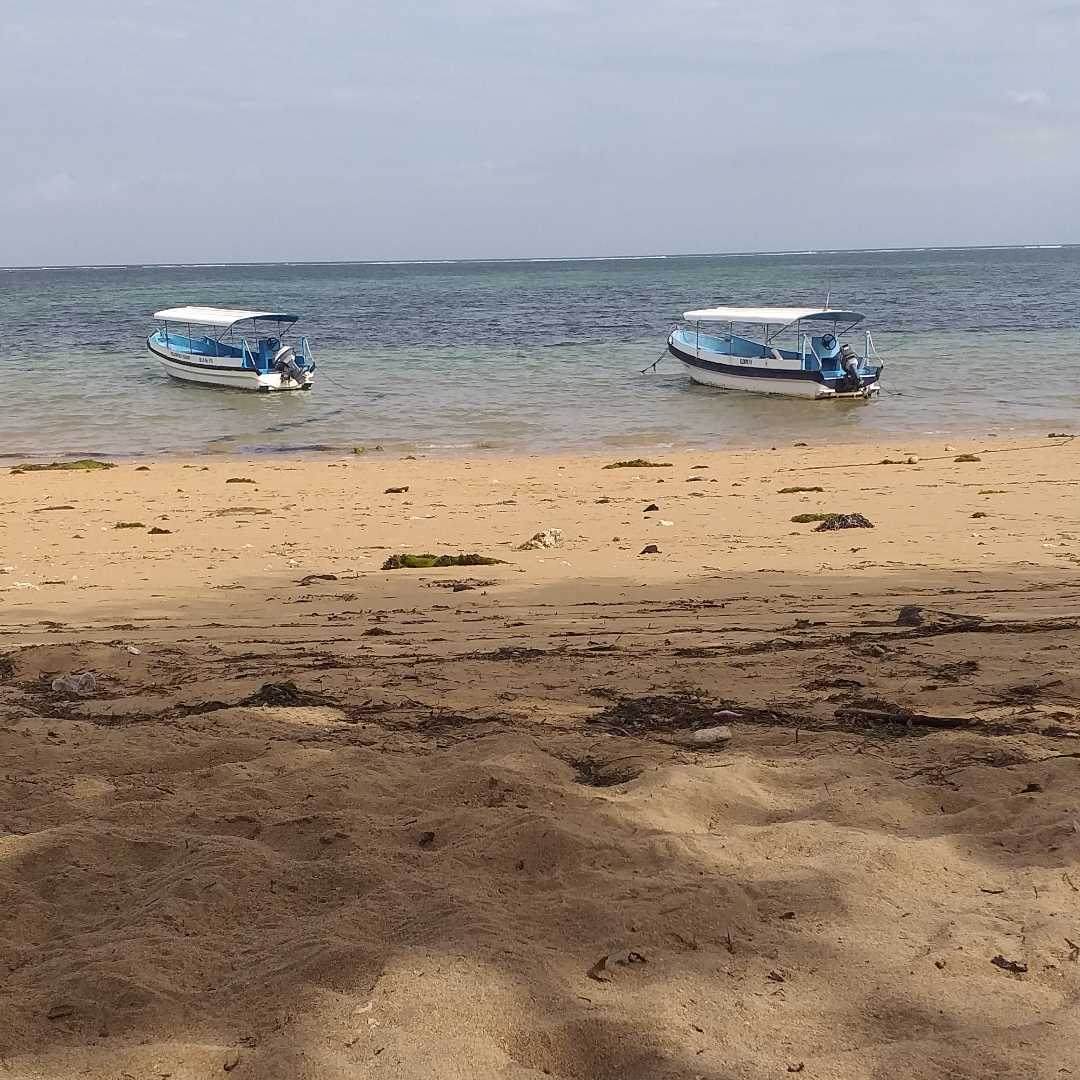 pantai saat sepi