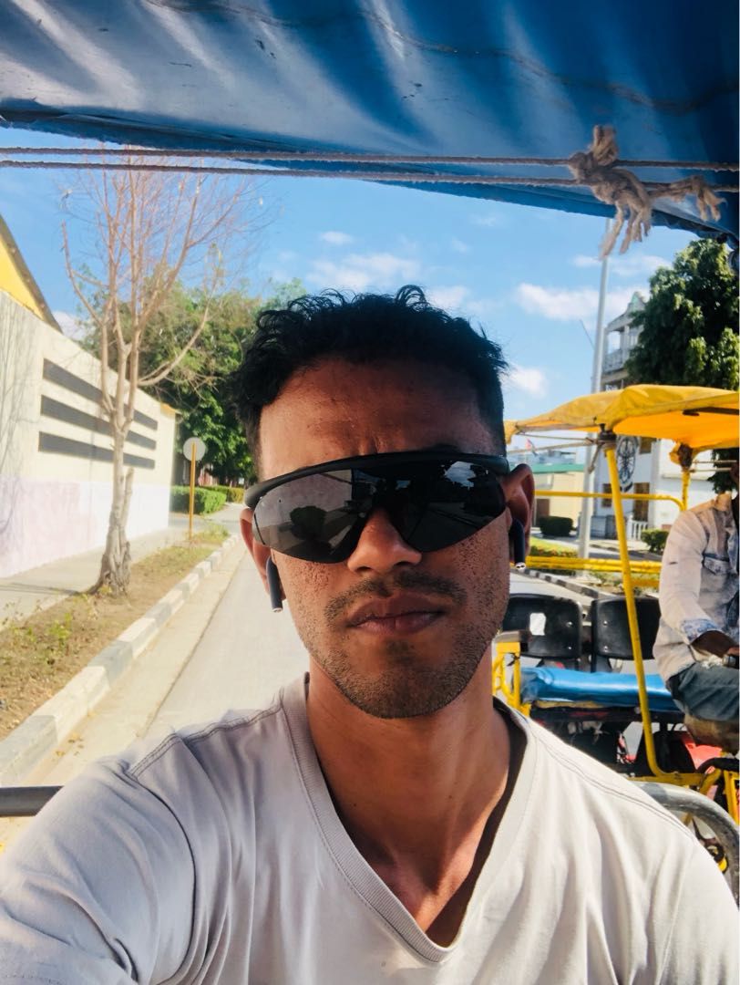 “Bicitaxi” , un transporte cubano muy rústico , del peinado hablamos luego 😂