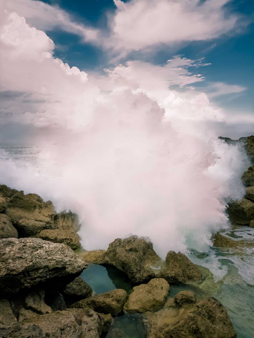 ombak pantai kedung tumpang tulungagung