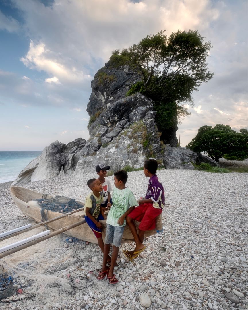 Keseruan di Pantai Kolbano