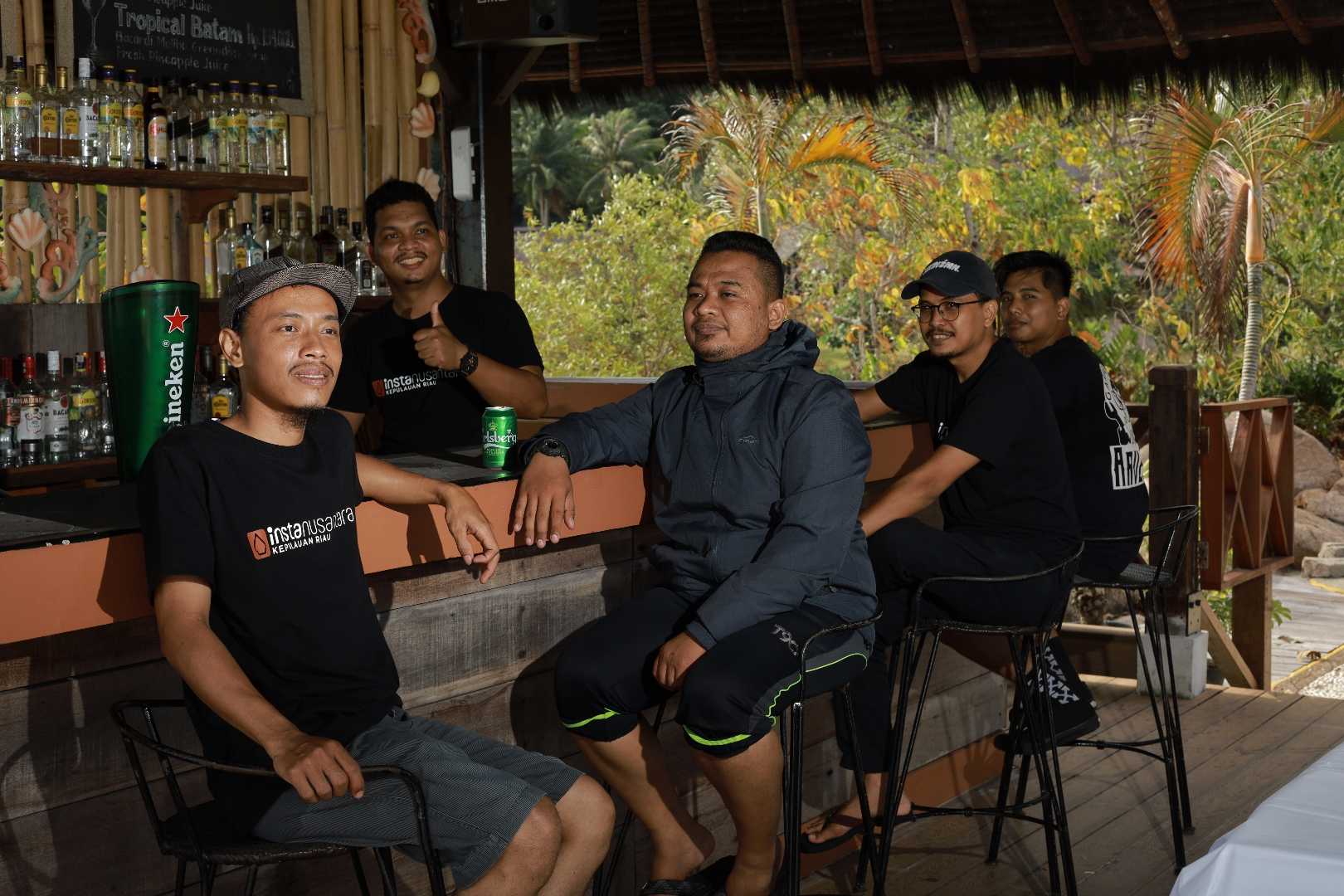 Meet Locals at Island Bar