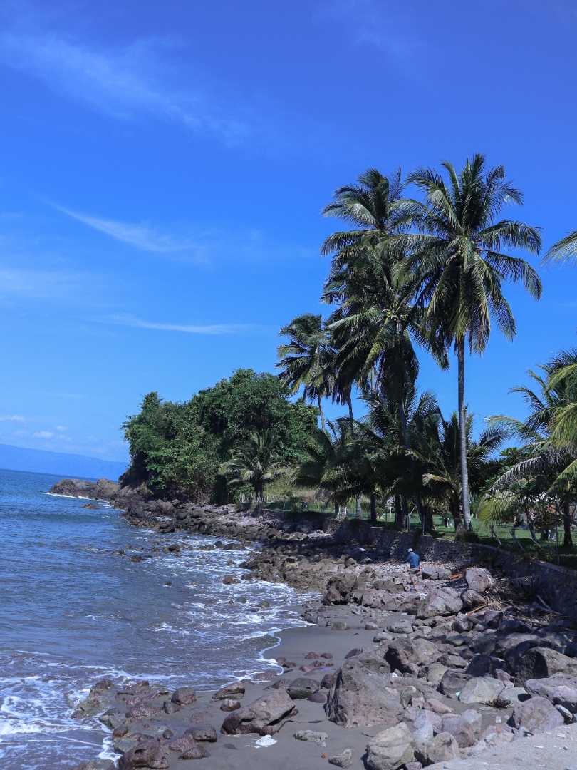 Pantai Legonpari