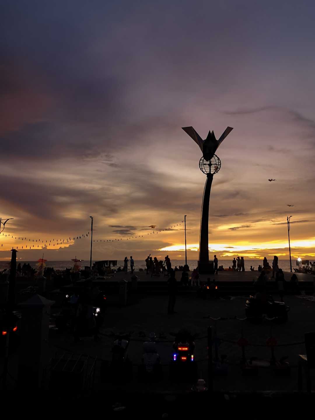 senja di monumen merpati perdamaian..