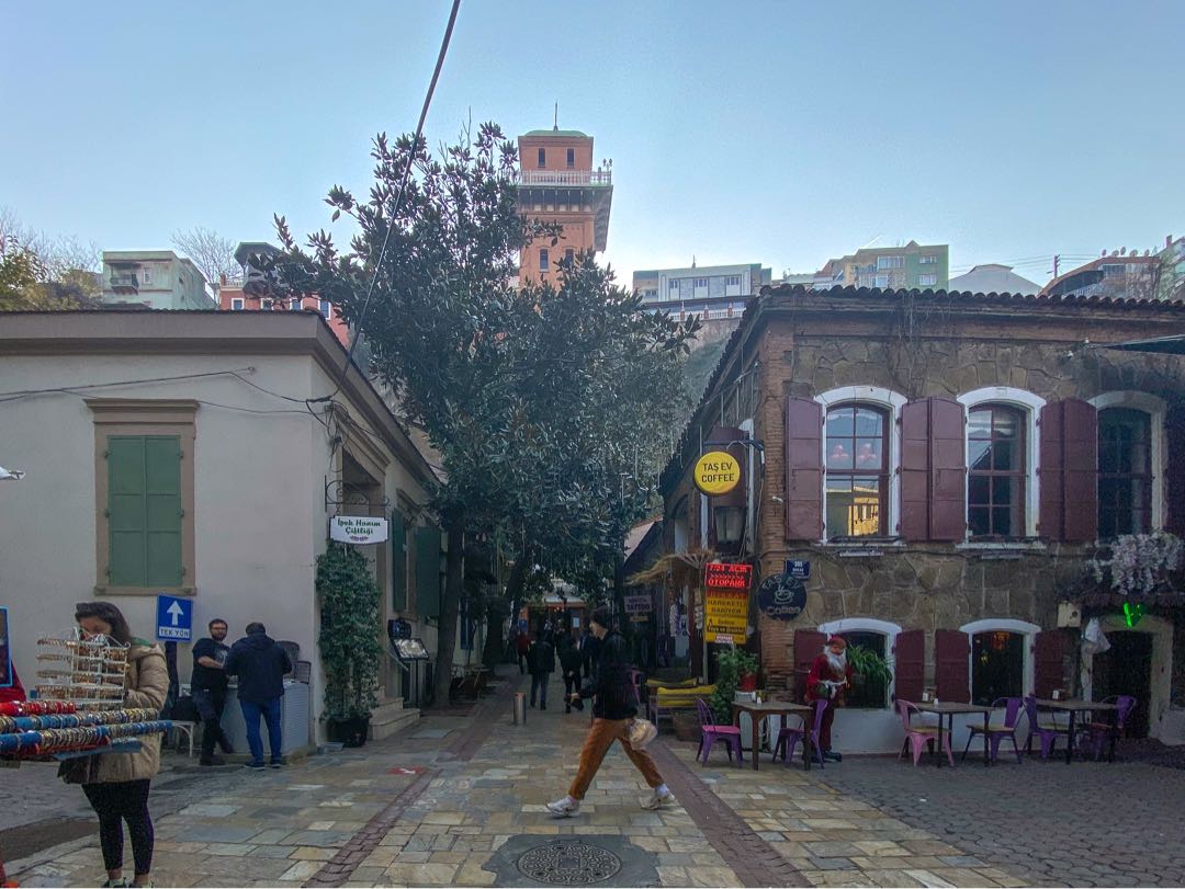 Dario Moreo Sokağı ve Tarihi Asansör