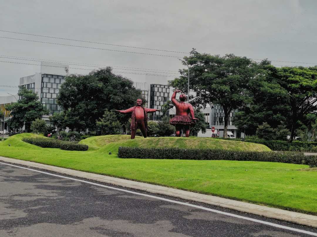 Statue of a couple