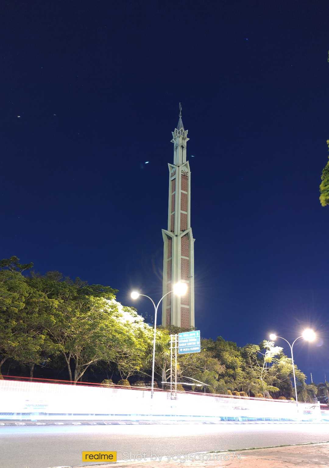 Pemandangan malam hari di masjid agung batam