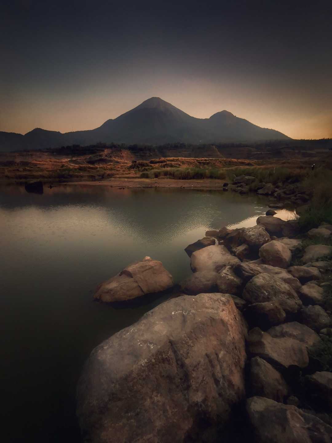 senja di tempat bekas galian 
