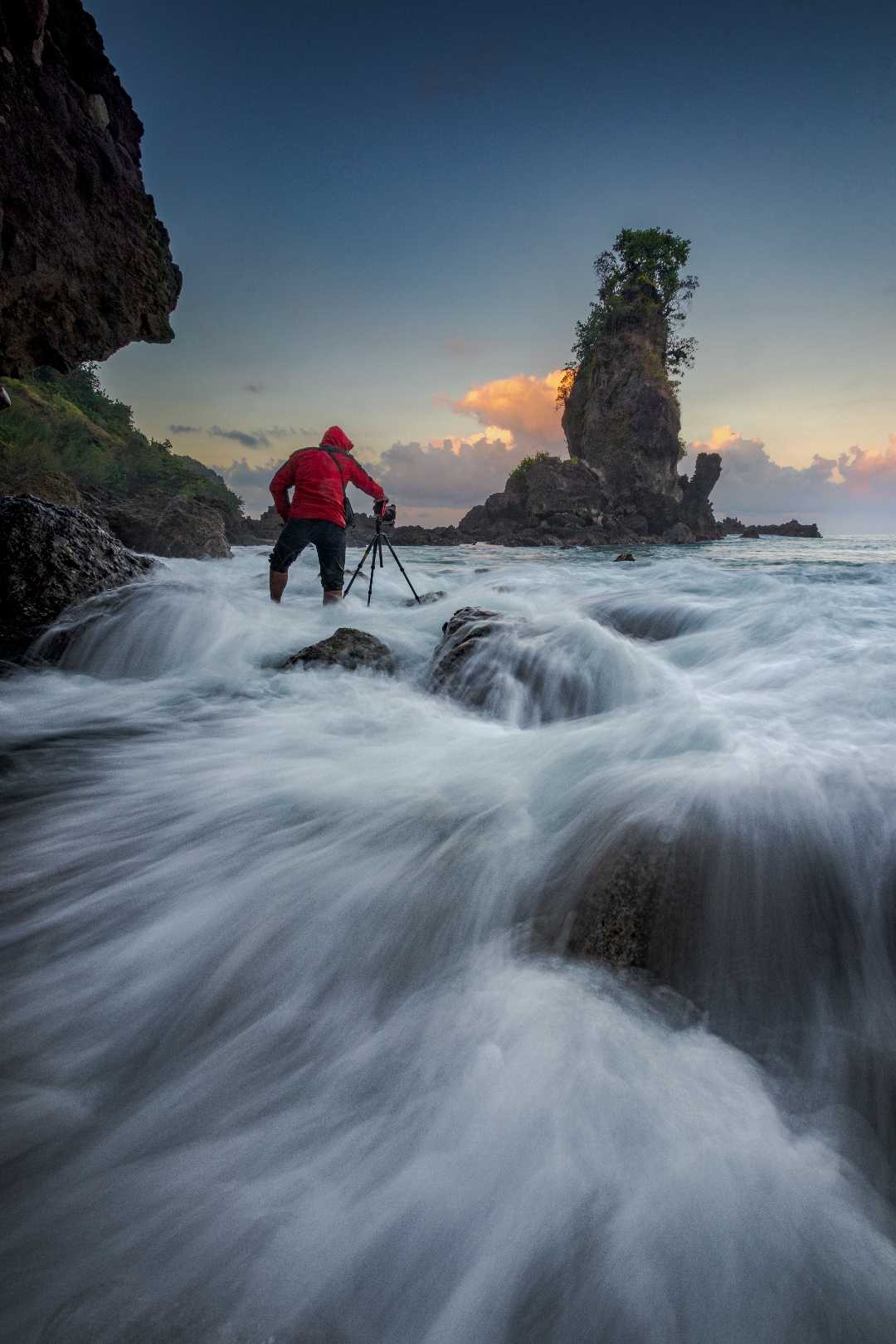 Bermain Ombak Di pantai Karang Agung