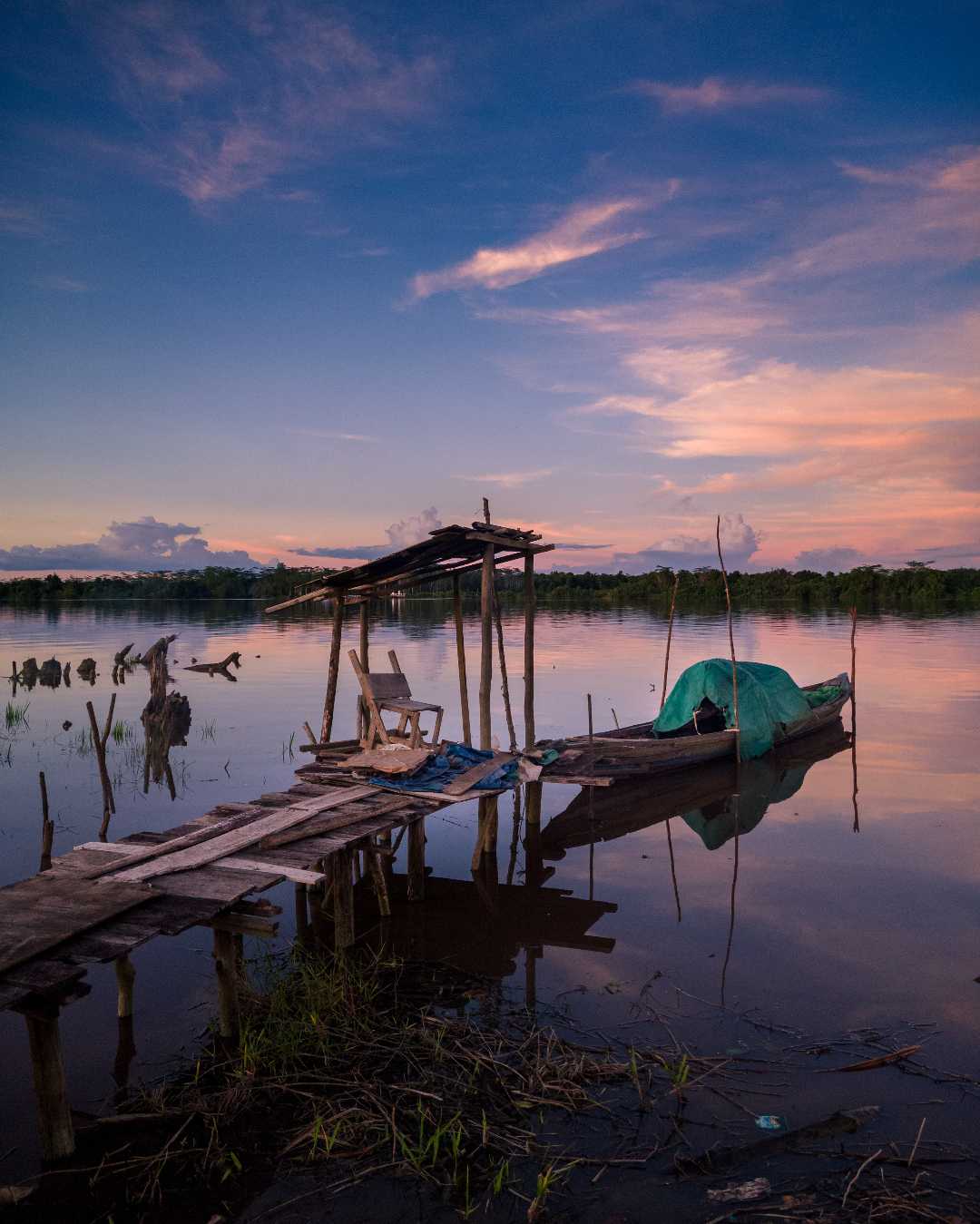Perahu di Tepi Sungai