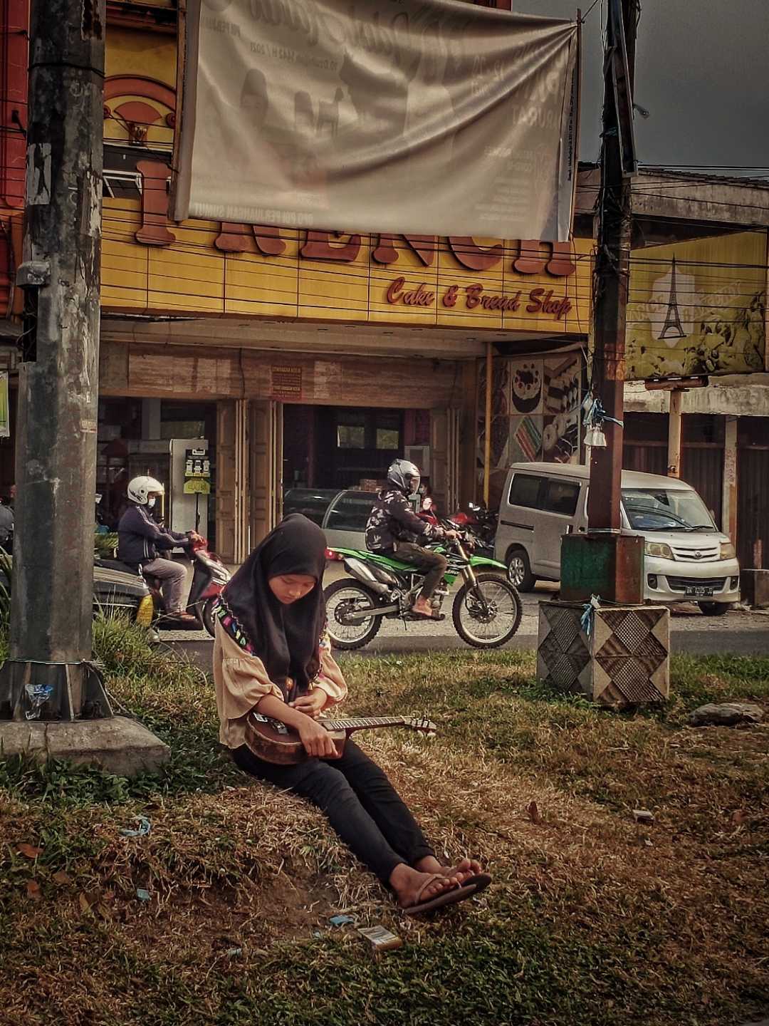Gadis Kecil Pengamen Jalanan

