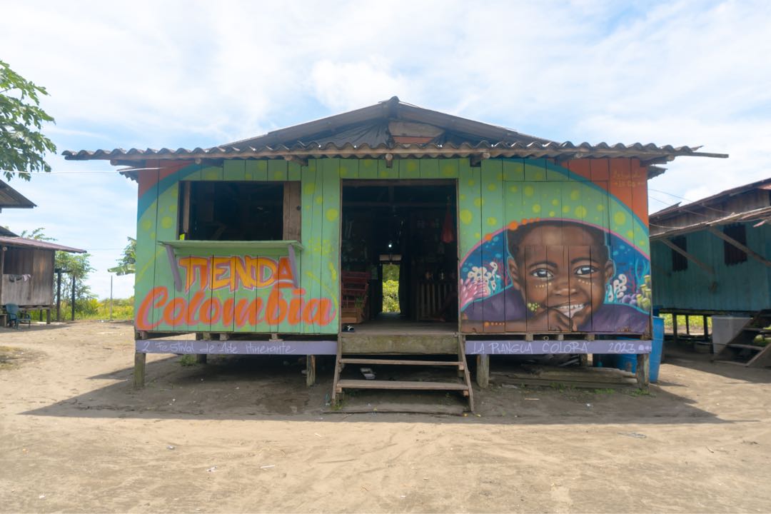 El Encanto Único de La Barra: Donde la Tienda Colombia Sonríe al Pacífico