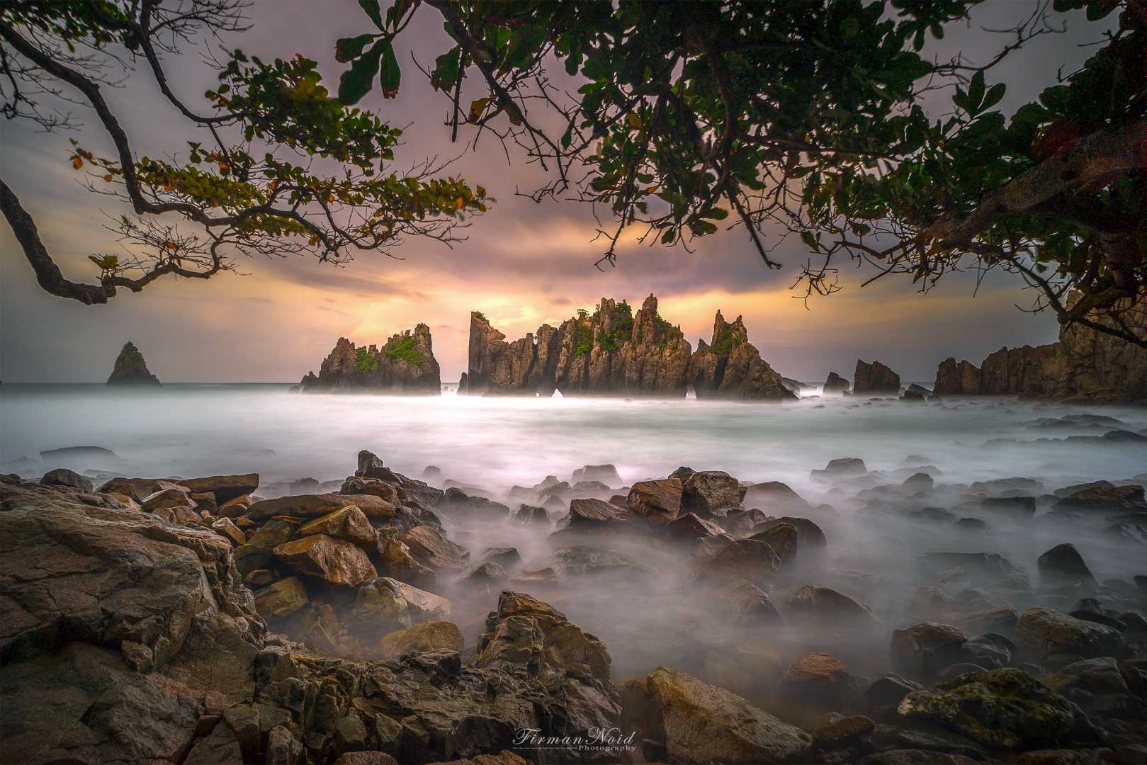 Pantai Gigi Hiu Lampung