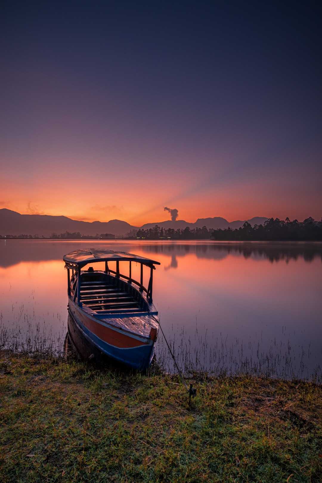Sunrise dari tepi danau Situ Cileunca