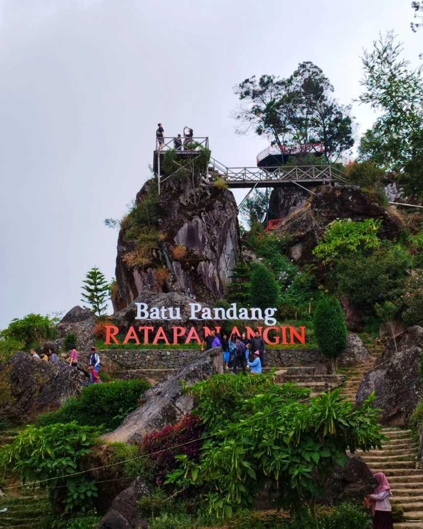 Batu Pandang Ratapan Angin
