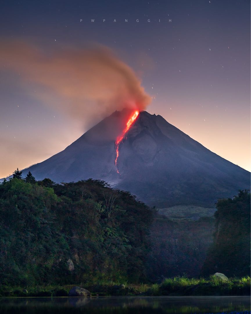 Erupsi Merapi Malam Hari