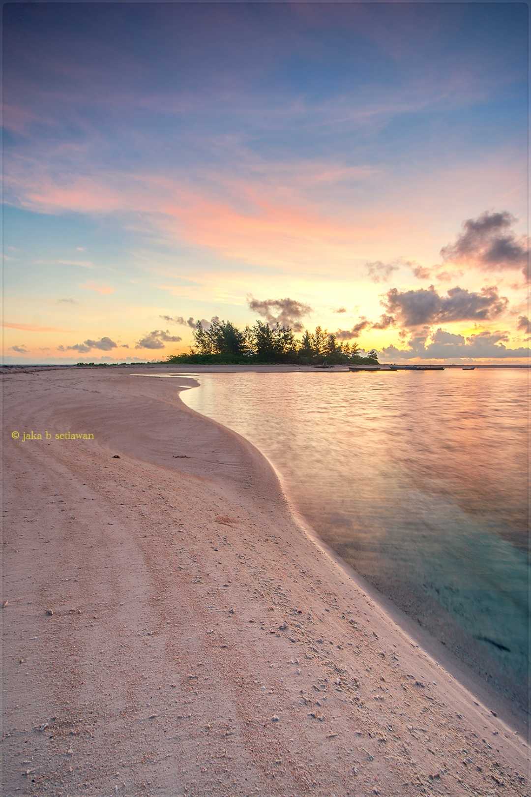Menumpang Pagi di Pulau Kalo 