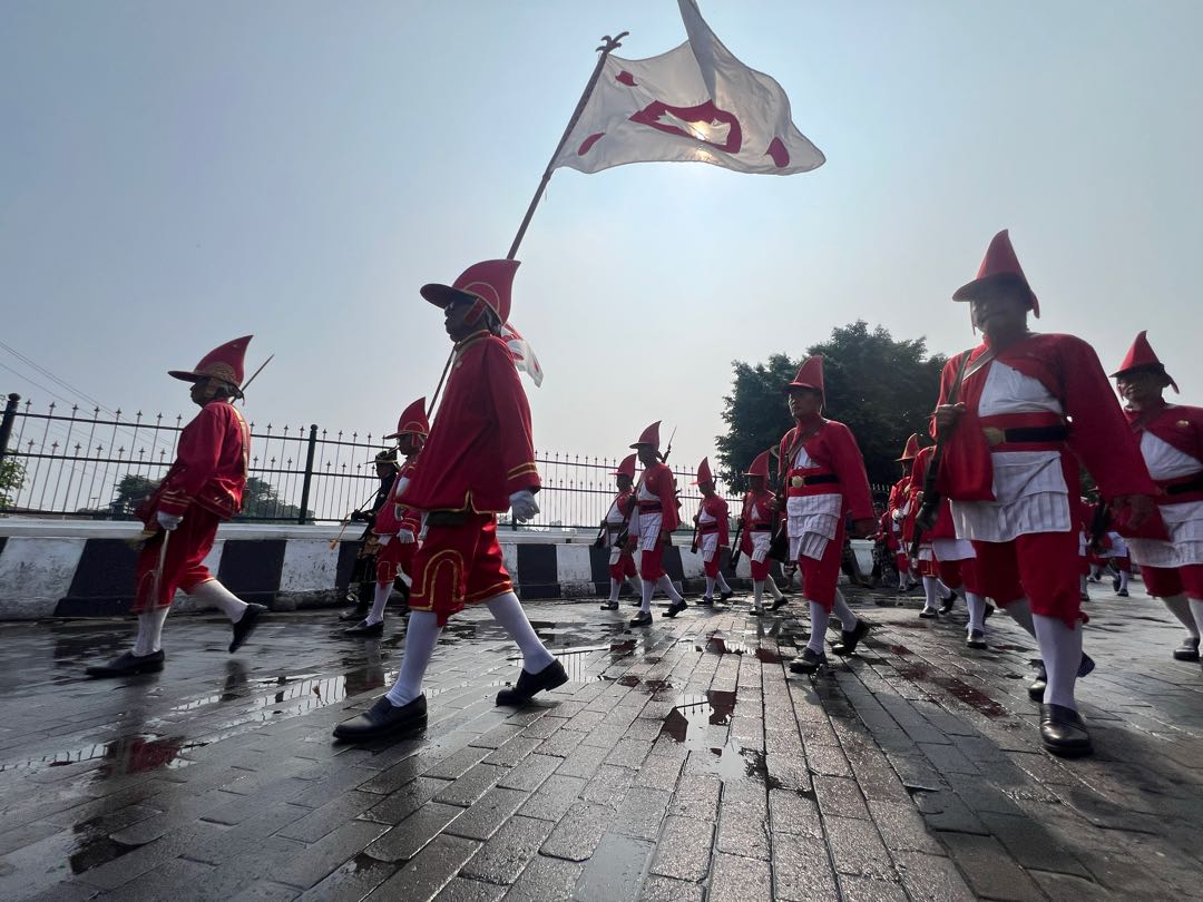 Arak-arakan Bregada Kraton Kesultanan Yogyakarta pada acara Grebeg Besar Idul Adha 2024 di Yogyakarta