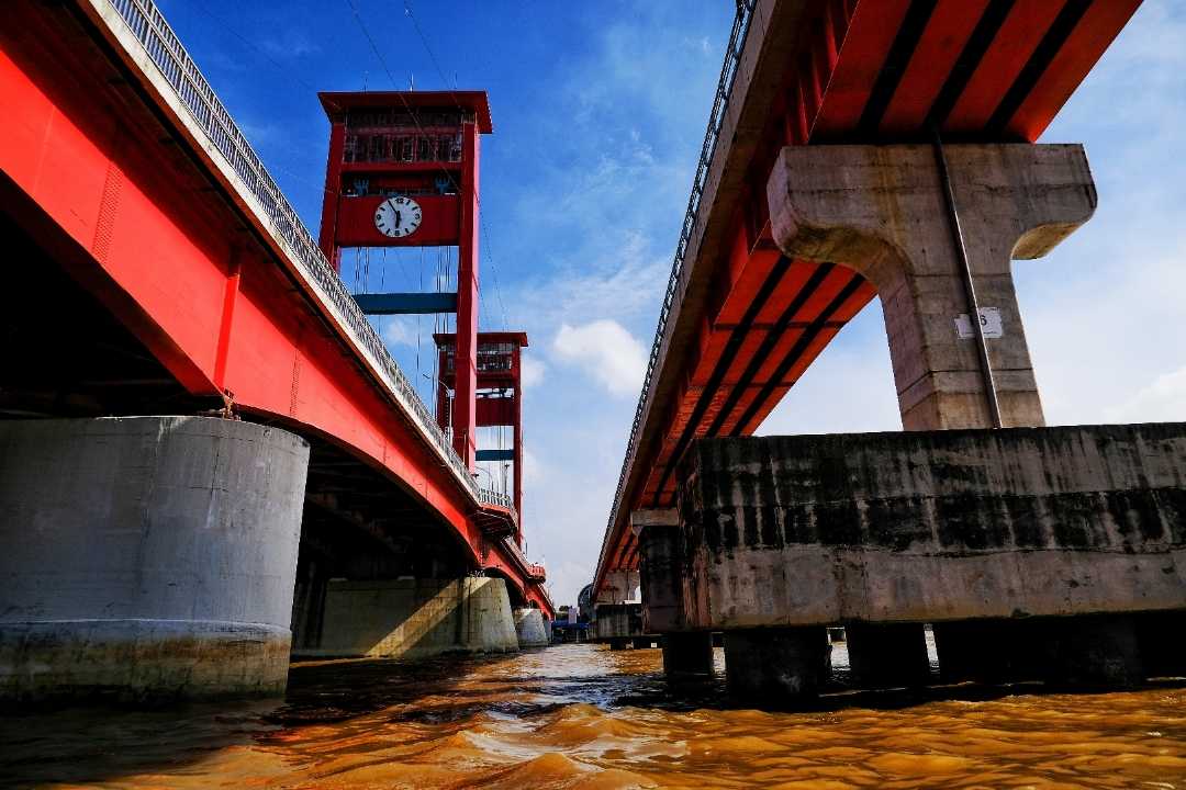 Jembatan Ampera dan Jembatan LRT Ampera