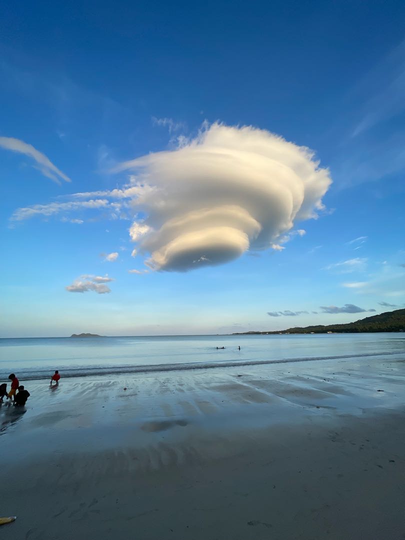 momen awan yang indah di Pantai Tanjung Natuna