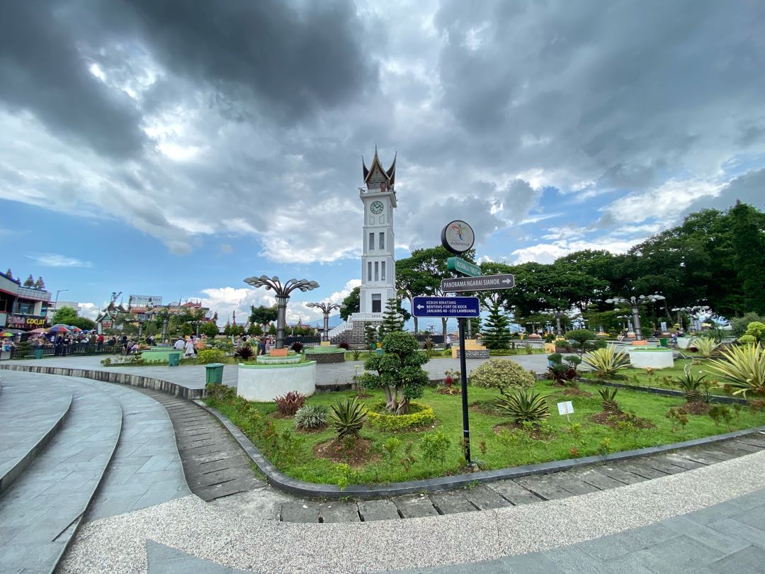 pesona jam gadang