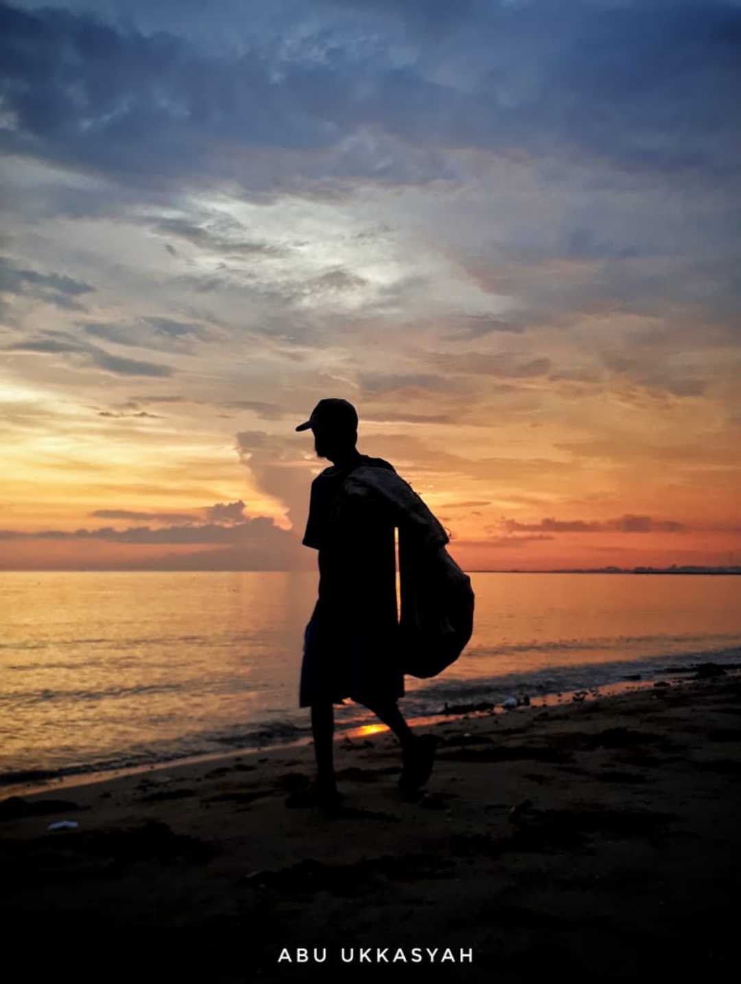 pencari sampah plastik
