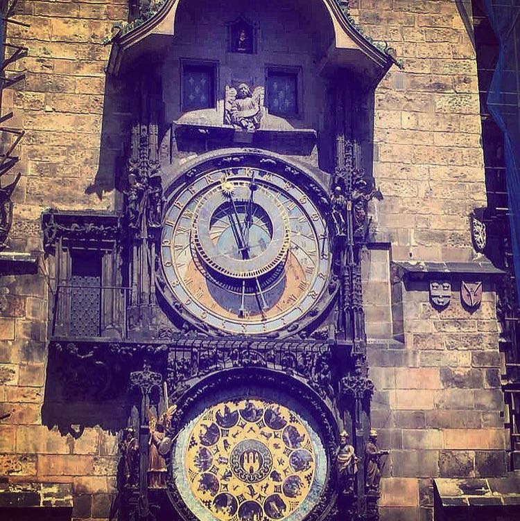 Praha, #astronomyclock 🏫 “Time waits for no one.” 🤍