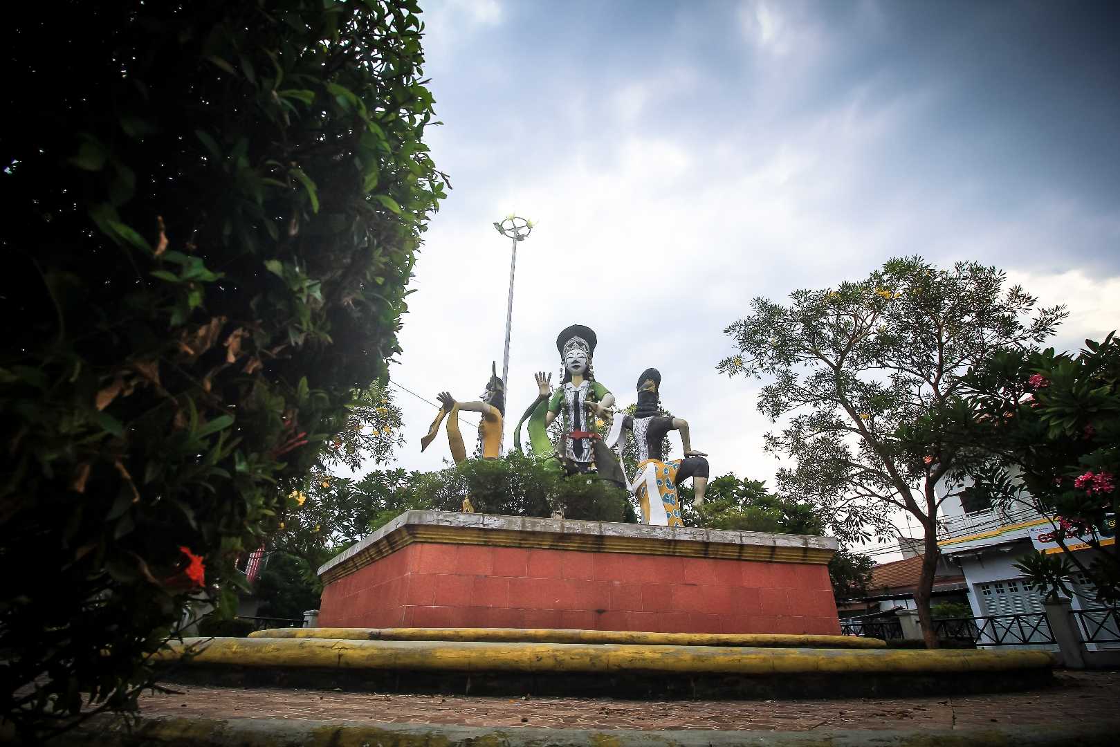 Patung 3 Penari Topeng
