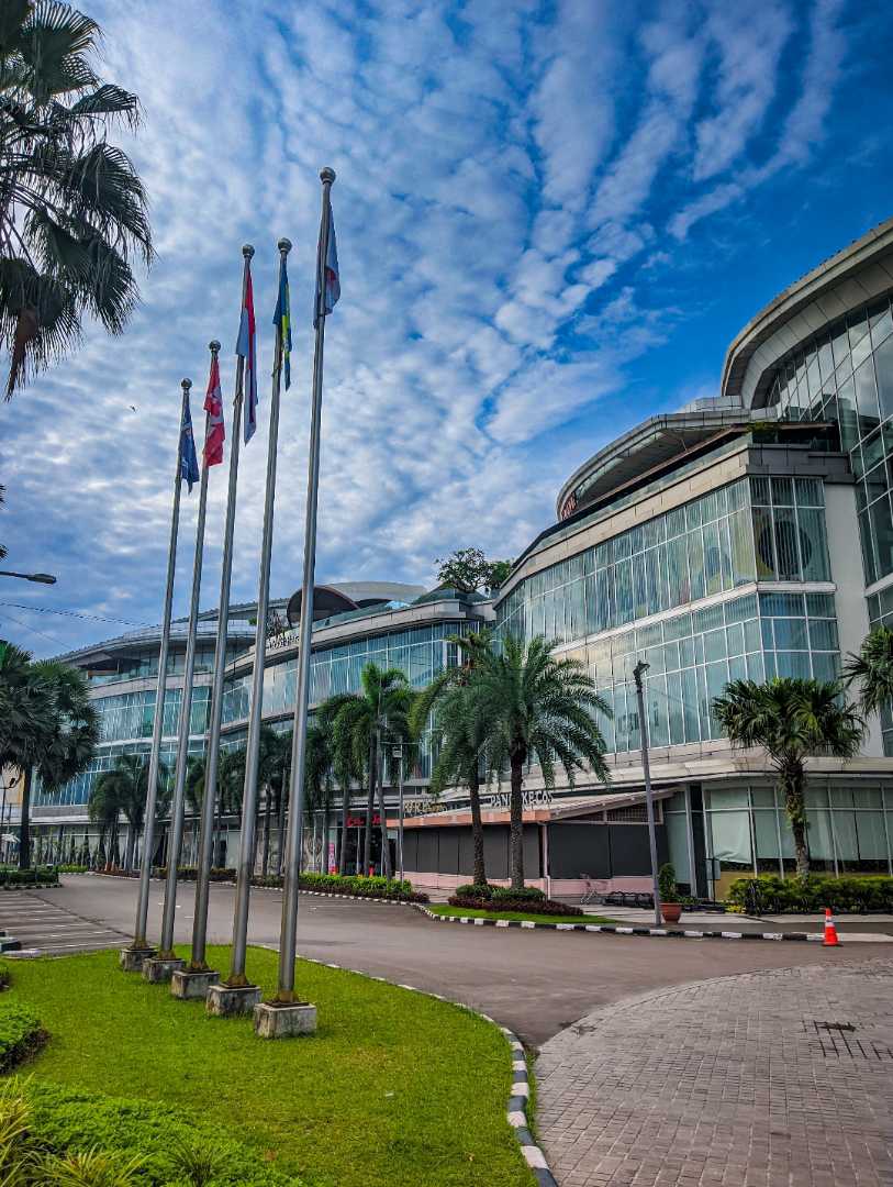 tampilan samping gedung Living World