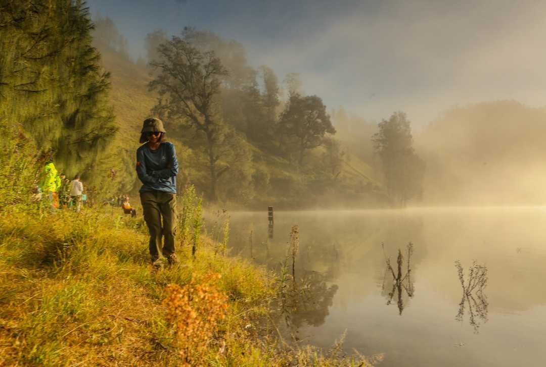 Berjalan di tepian danau
