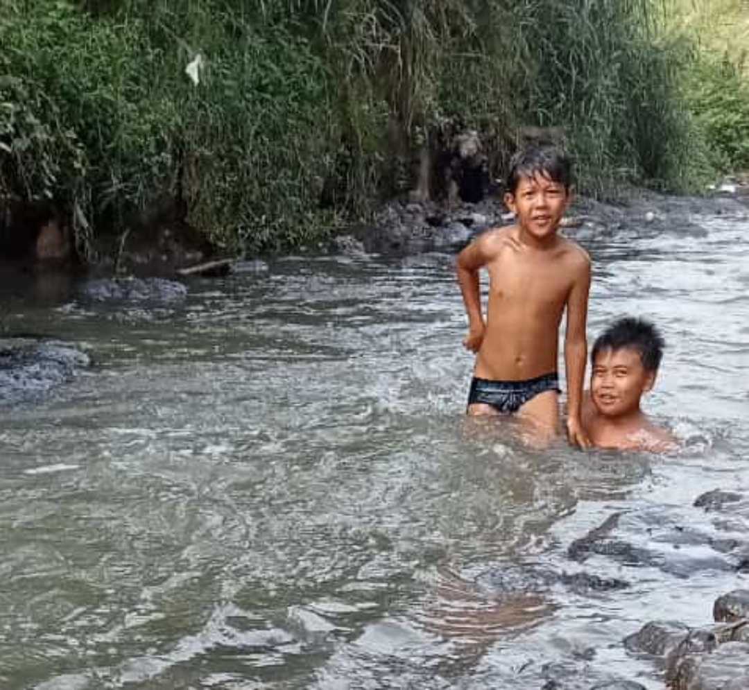 bermain di sungai 
