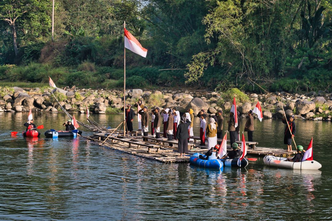 Upacara Bendera Merah Putih di Sungai