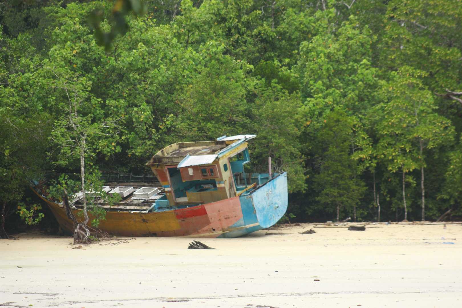 kapal terdampar