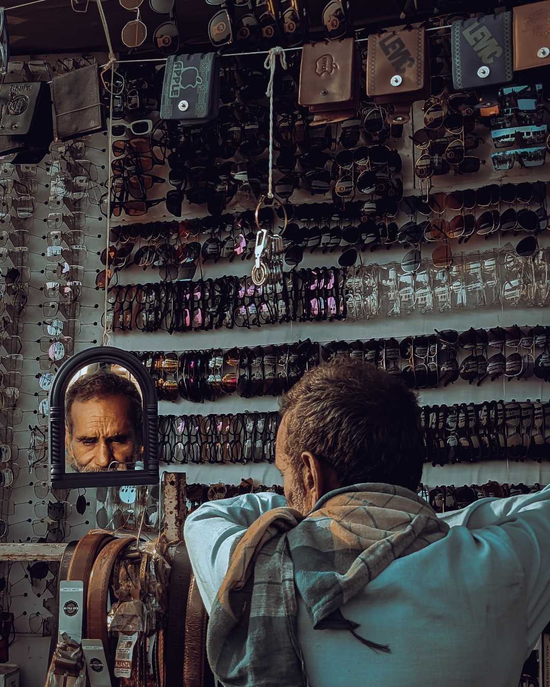 जरूरी है तस्वीर लेना भी,आईना गुजरे लम्हे नहीं दिखाता |