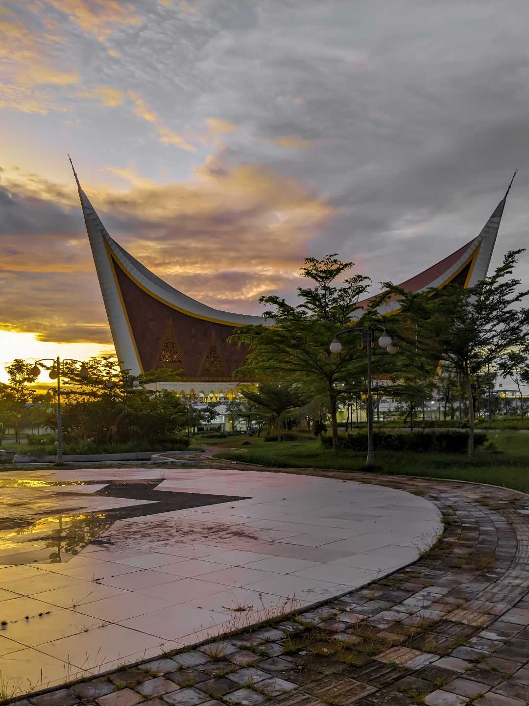 jelang senja di masjid raya sumbar..