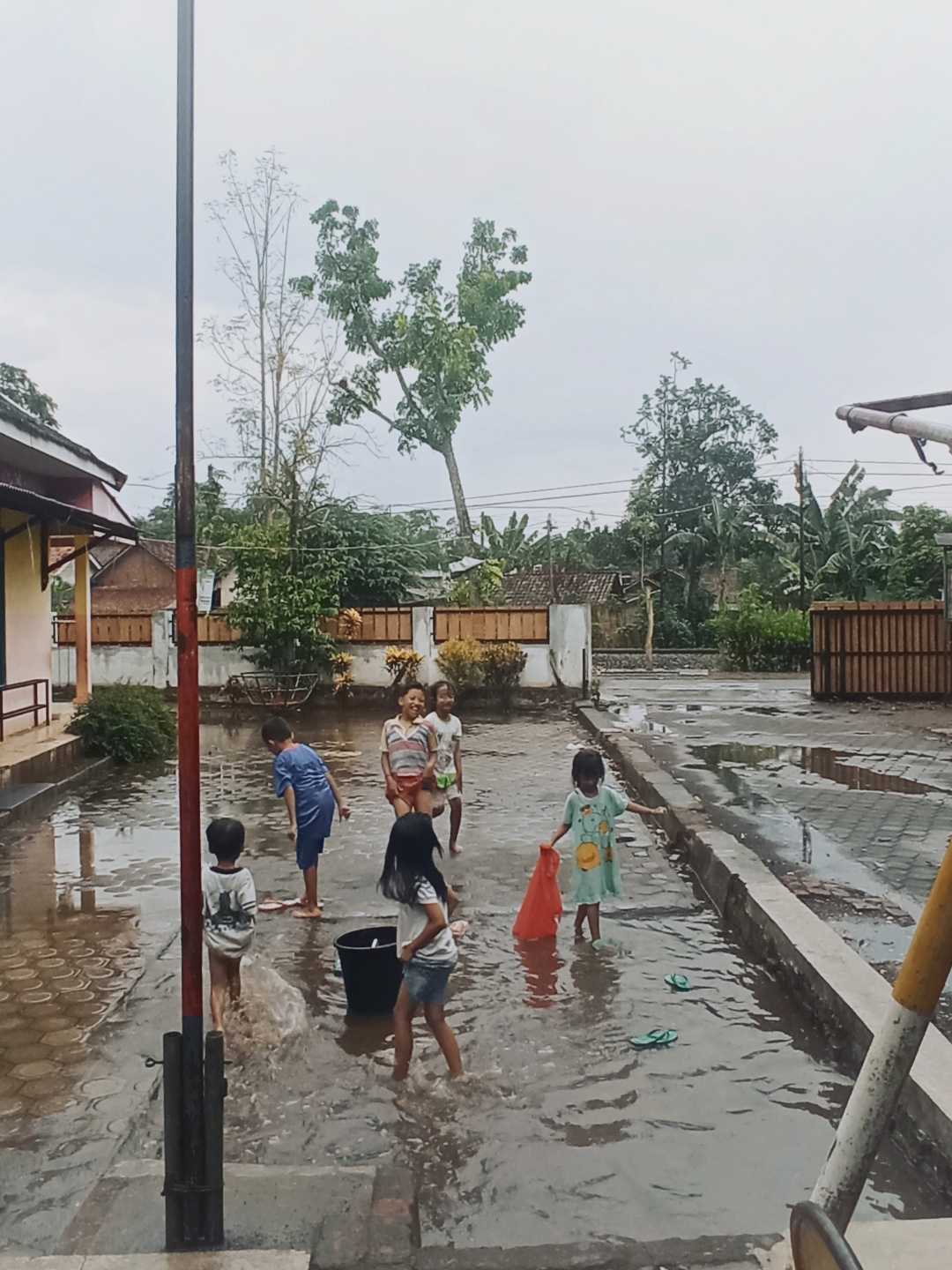 Bermain air hujan