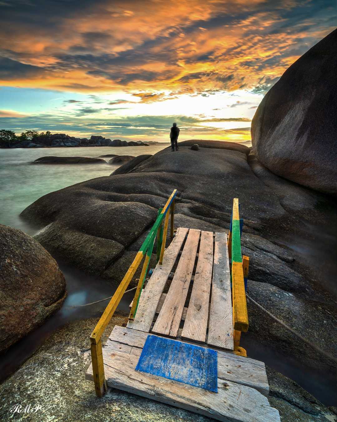 Pantai Laskar Pelangi 
