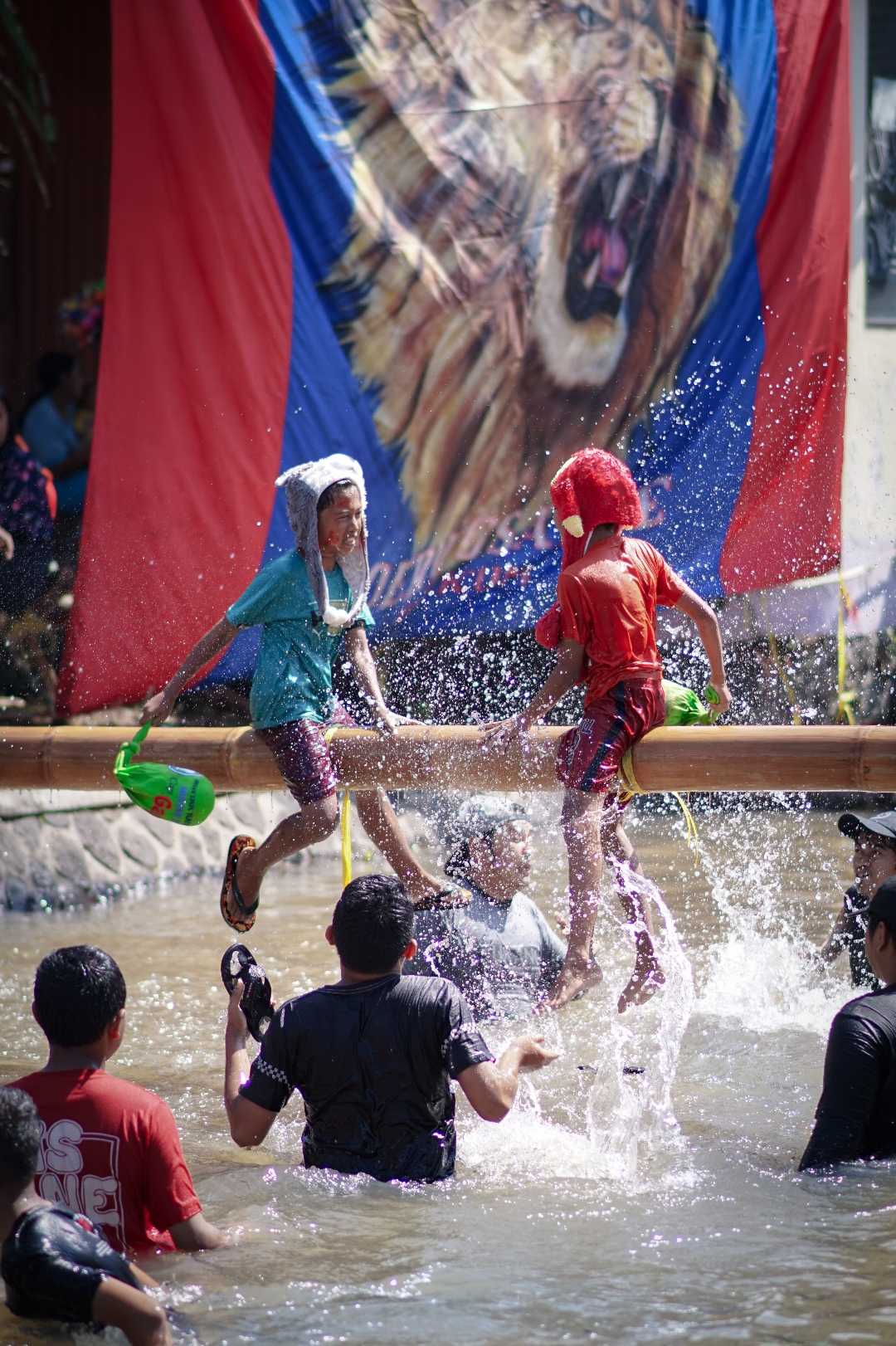 Keseruan lomba Gepuk Guling