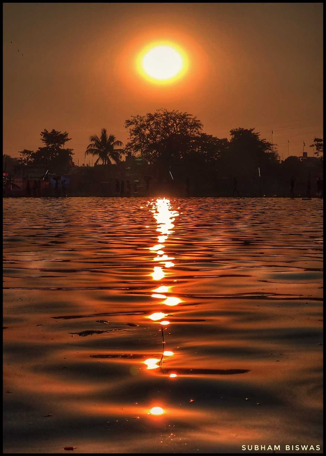 When the sun mixes his golden color to the river