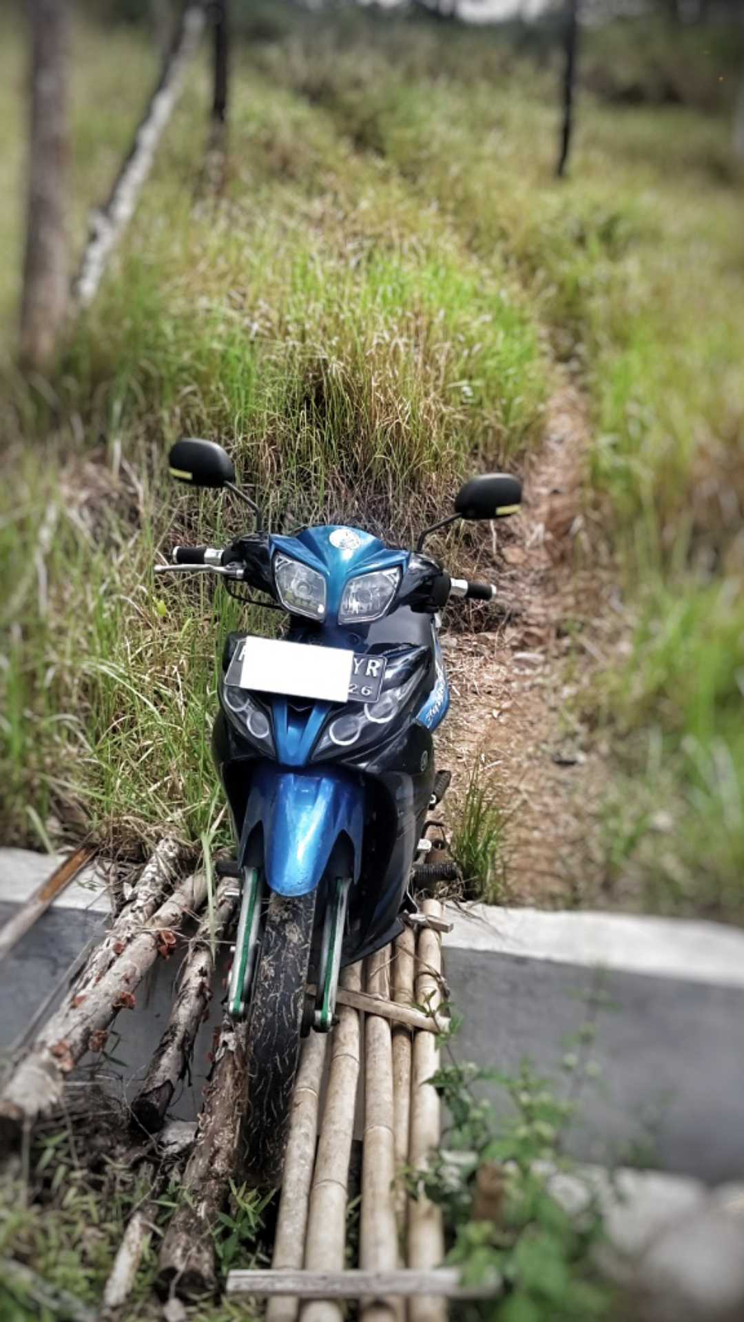 Sepeda motor tersangkut