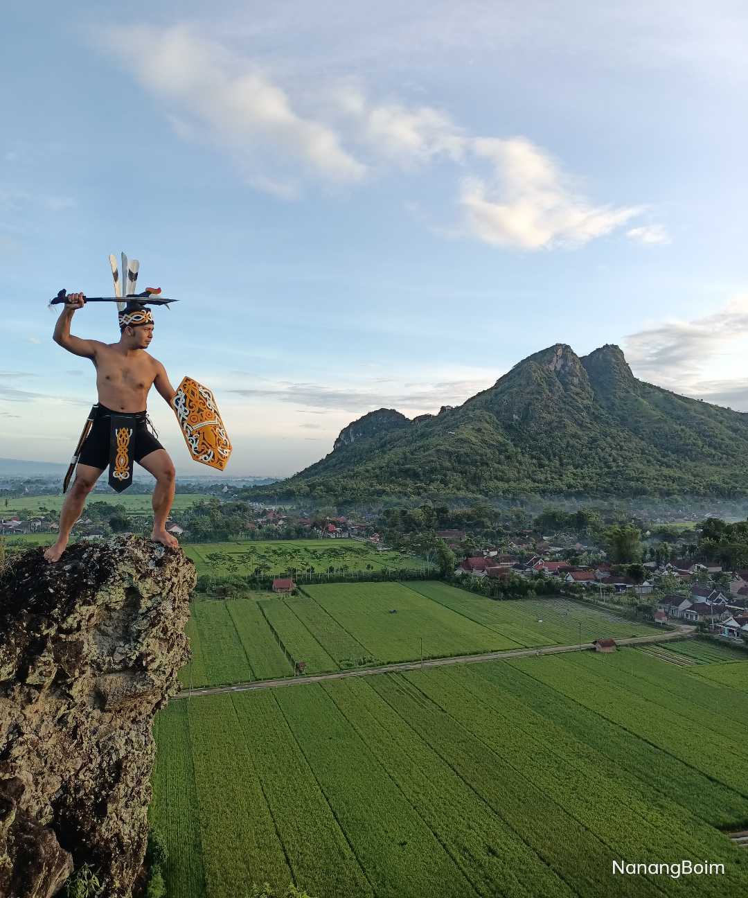 Bukit tumpak blejed dengan background gunung budheg