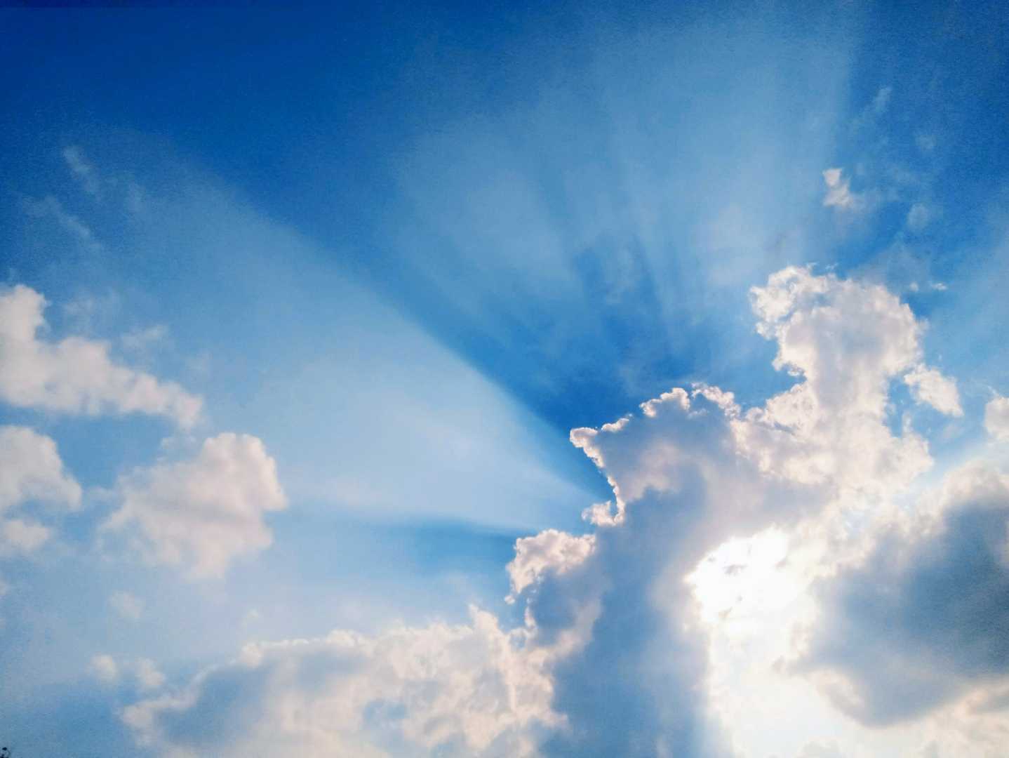 cahaya ilahi di sebalik awan 