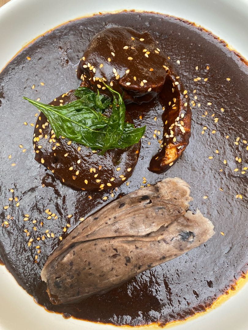 pollo con mole y tamal de frijol 