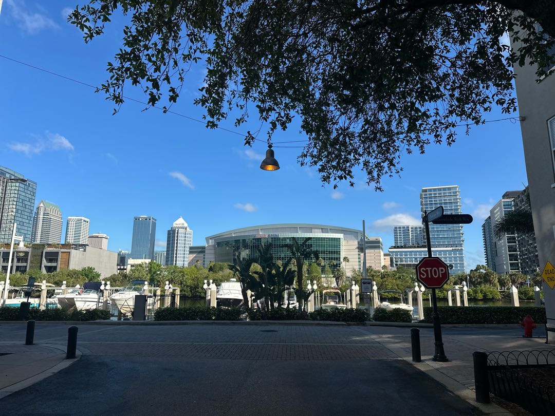 🏨