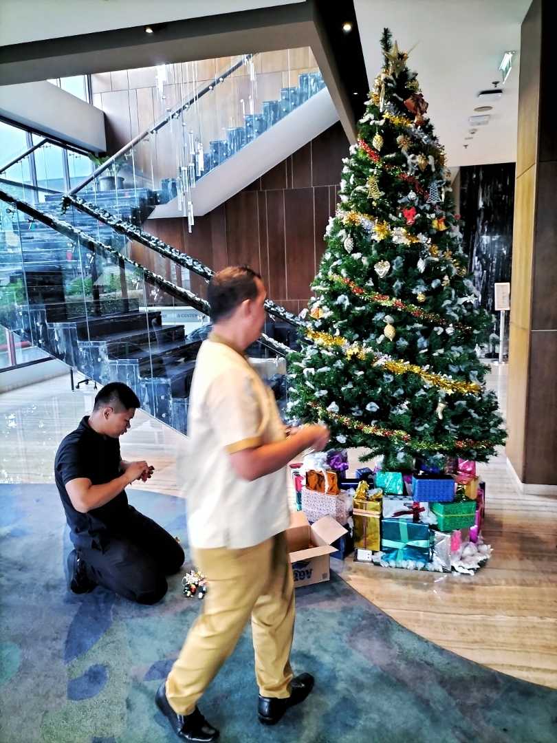 Memasang Pohon Natal