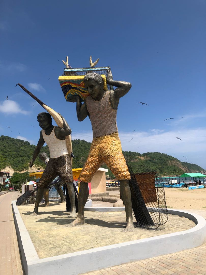 monumento  dedicado a los pescadores artesanales 