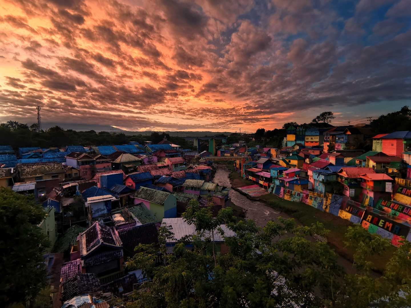 pagi hari di kampung warna-warni 
