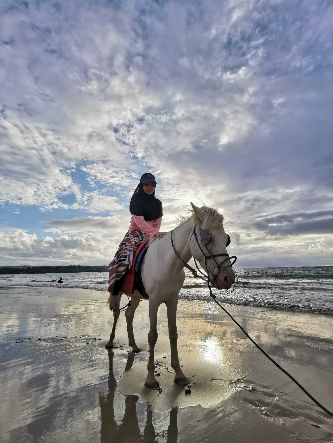 Berkuda ditemani Sunset
