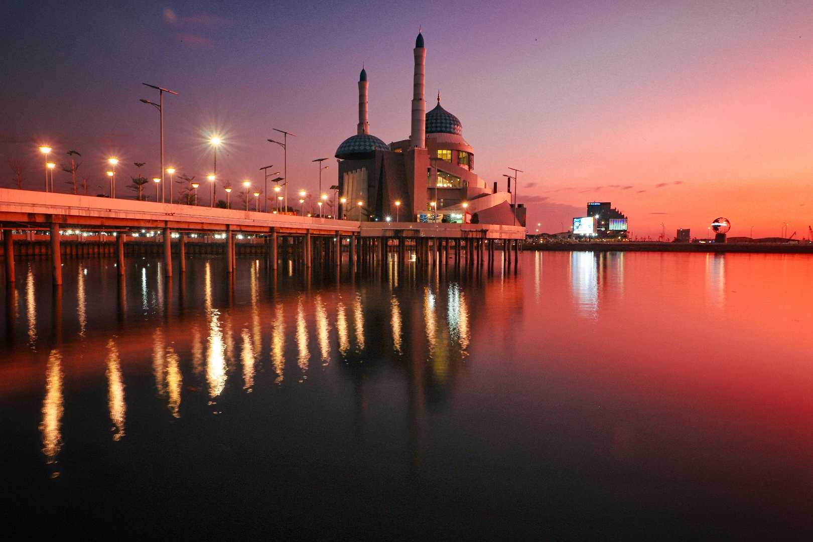"Masjid Amirul Mukminin
